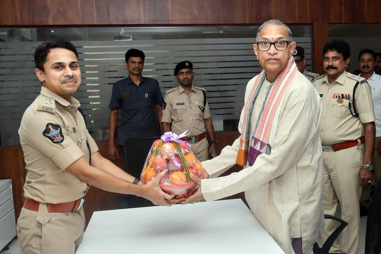 పోలీసులకు చాగంటి కీలక సూచనలు!