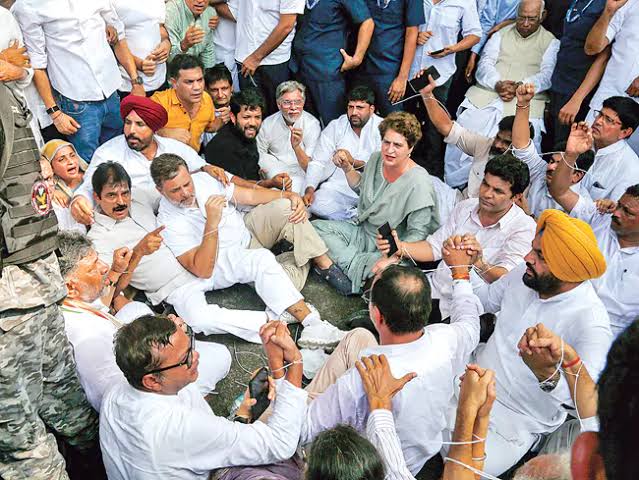 రాహుల్, ప్రియాంక ధర్నా.. అసలేం జరిగింది?