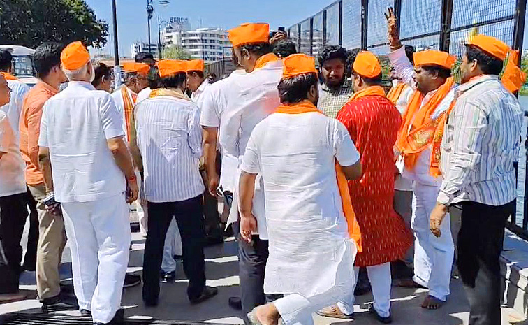 Ganesh Immersion Row: Bhagyanagar Ganesh Utsav Samithi Protests at Tank Bund