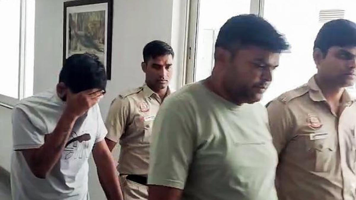 పేపర్ లీక్ ఆరోపణలు...అయినా పరీక్షకు అనుమతి! 