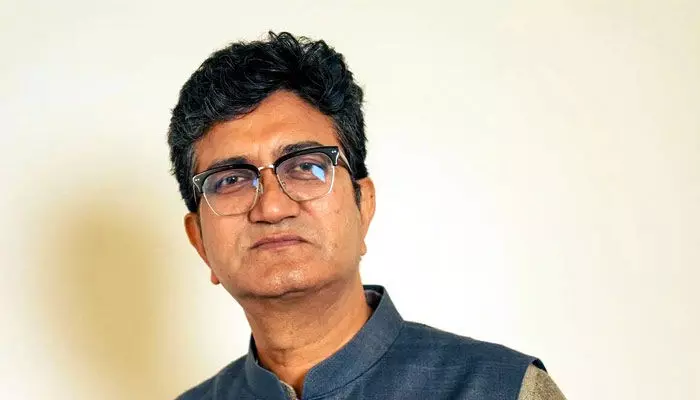 పాటకు ప్రాణం పోసిన కవి.. ప్రసూన్ జోషి సృజనాత్మక ప్రస్థానం
