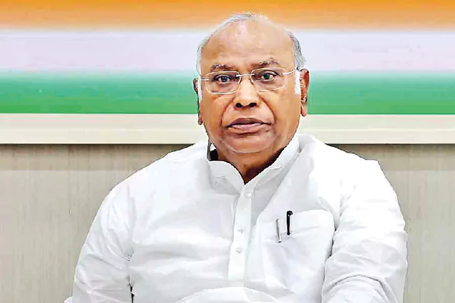 లోక్సభ, అసెంబ్లీలను రద్దు చేసి బ్యాలెట్తో ఎన్నికలు నిర్వహించాలి - ఖర్గే