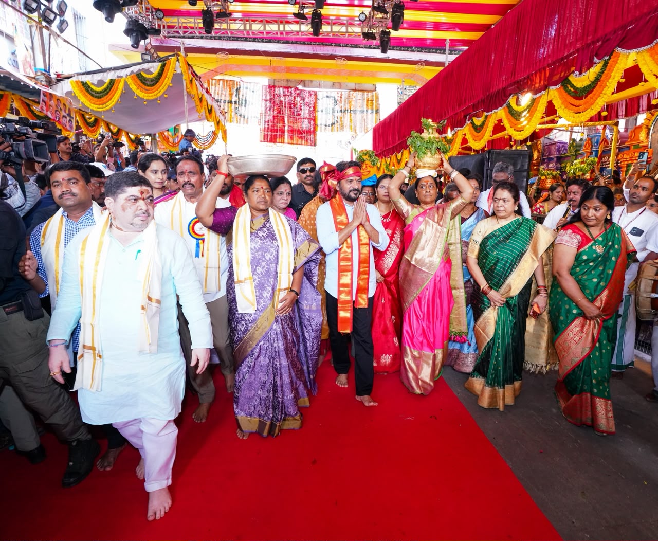 అమ్మవారికి బోనం సమర్పించిన సీఎం రేవంత్