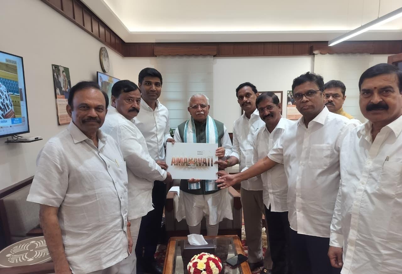 కేంద్ర మంత్రి ఖట్టర్కు 'అమరావతి' కాఫీ టేబుల్ బుక్ అందజేసిన ఏపీ ఎంపీలు