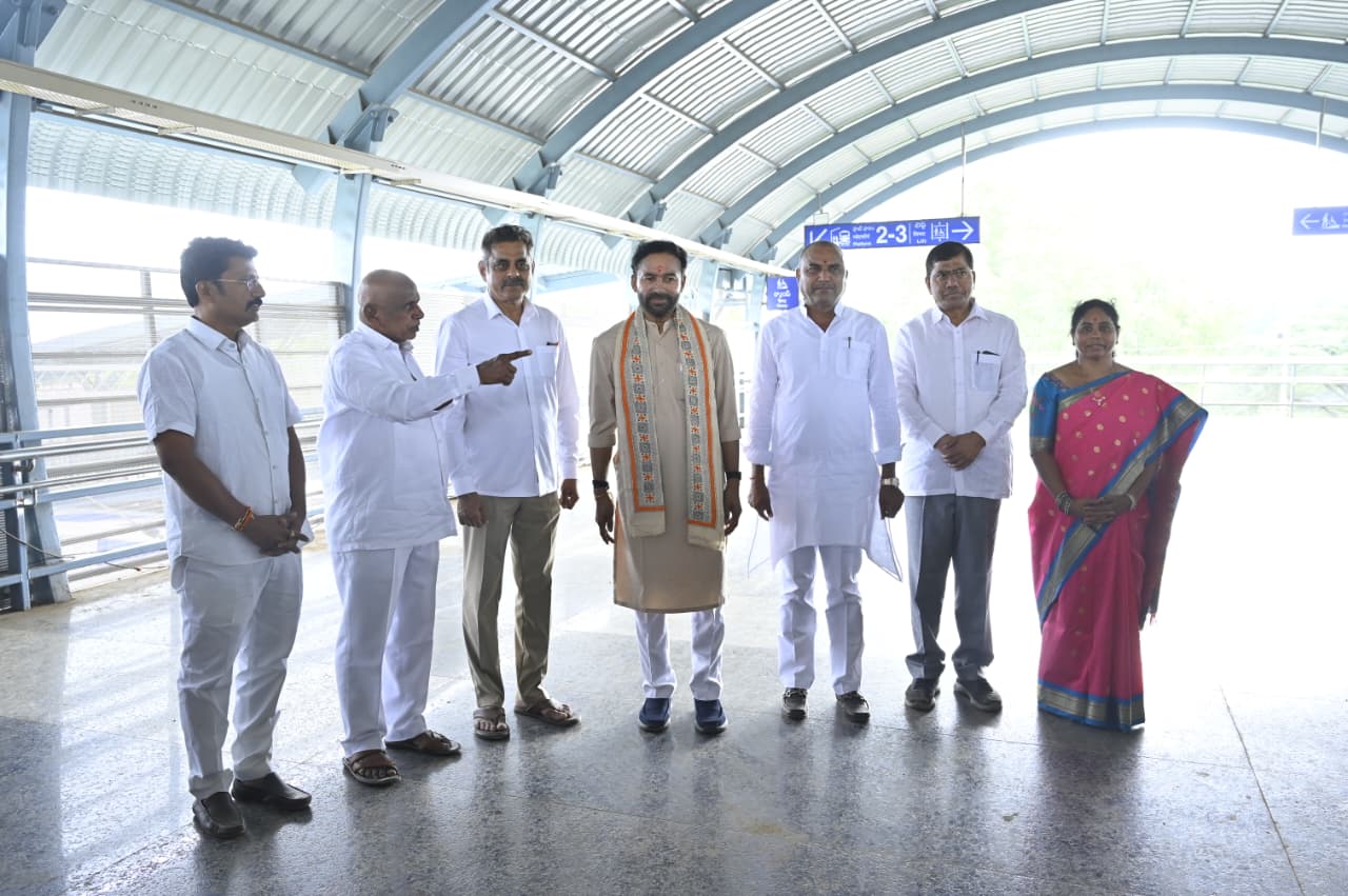 వికారాబాద్‌ రైల్వే స్టేషన్‌ పనులను పరిశీలించిన కేంద్ర మంత్రి కిషన్‌రెడ్డి