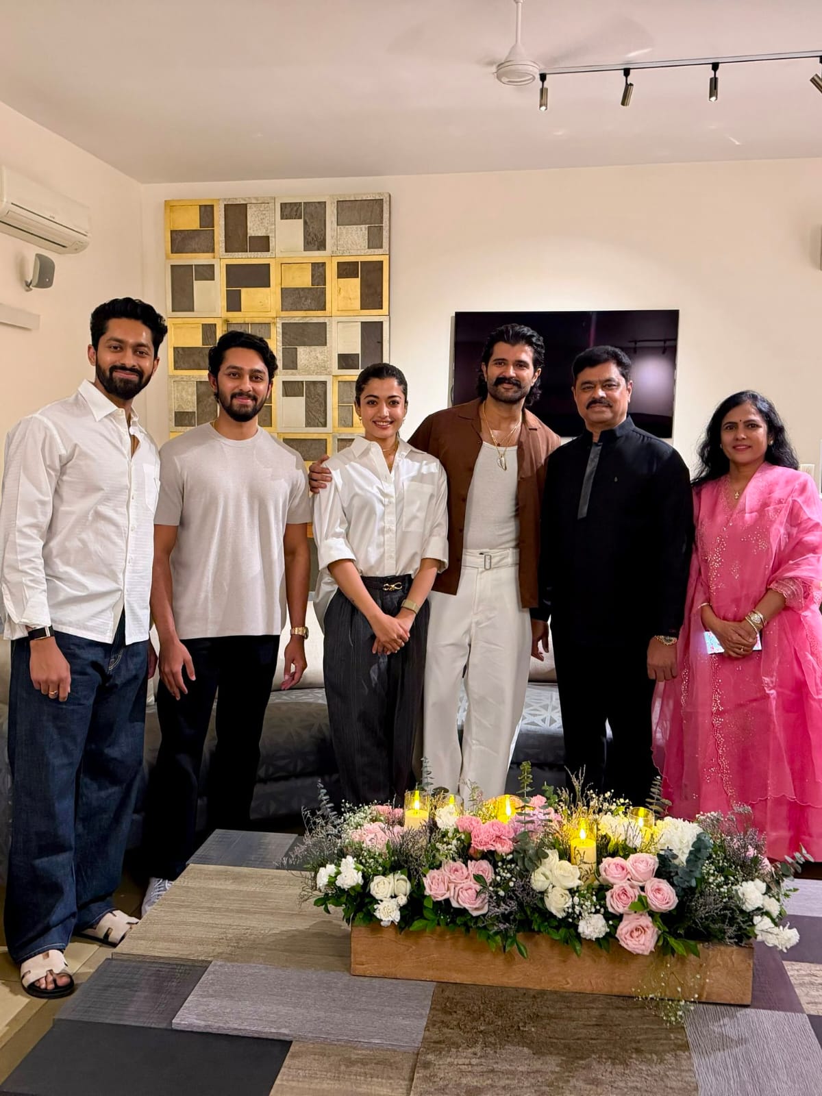 విజయ్–రష్మికతో ఏపీ నేతల భేటీ