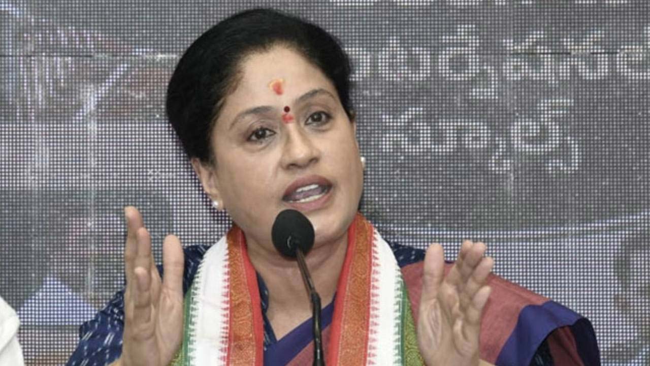 ఫీజు రీయింబర్స్‌మెంట్ బకాయిలపై హైకోర్టు ఆదేశాలు అమలు చేయాలి - విజయశాంతి