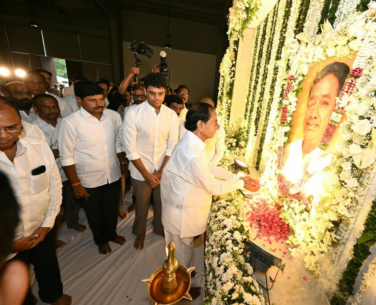 బావమరిది శ్రీనివాసరావు దశదిన కార్యక్రమంలో పాల్గొన్న కేసీఆర్