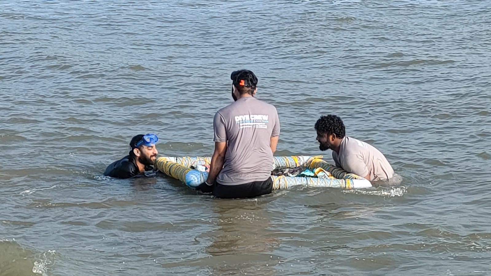 ఆర్కే బీచ్లో అలల బీభత్సం.. ఏలూరు కుటుంబాన్ని కాపాడిన జీవీఎంసీ స్విమ్మర్లు