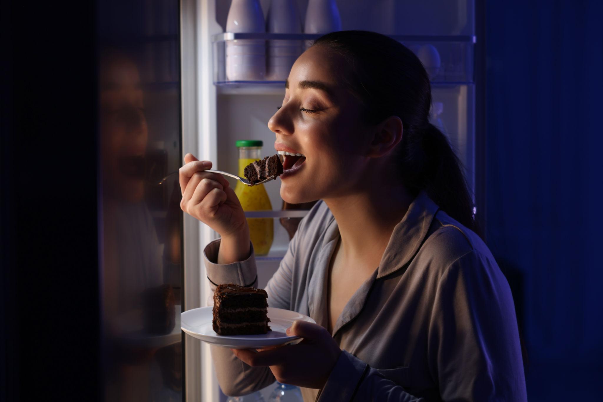Late-Night Sugar Cravings Before Periods? Nutritionist Explains the Link With PMS