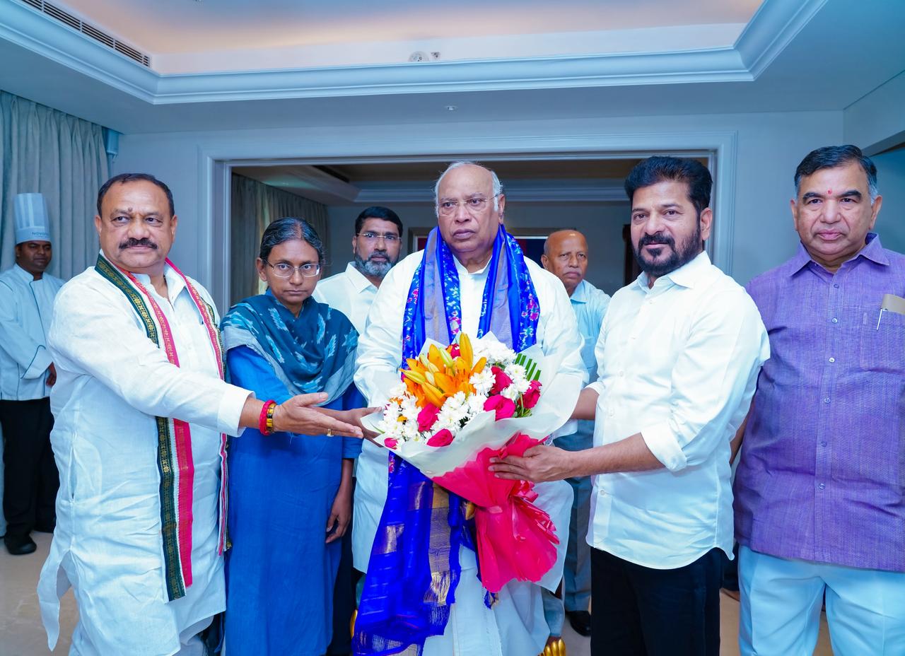 Kharge Receives Warm Welcome from Telangana Congress Leadership