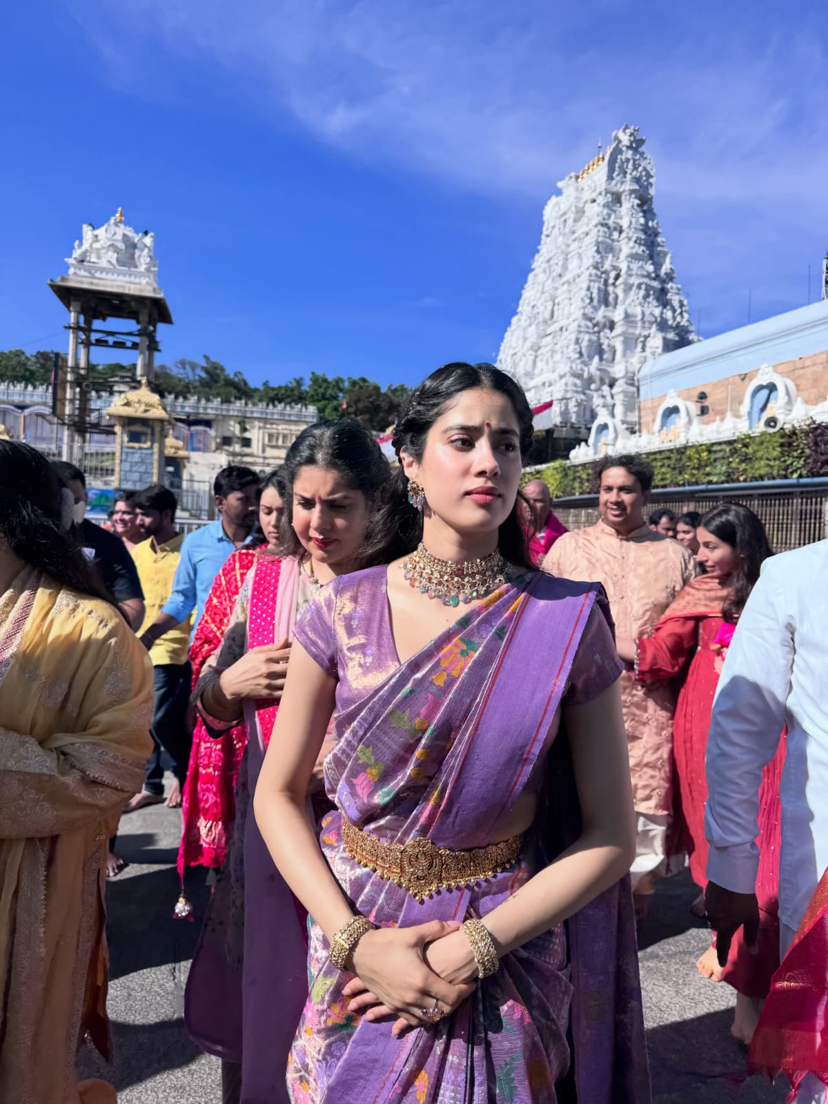 తిరుమల శ్రీవారిని దర్శించుకున్న జాన్వీ కపూర్