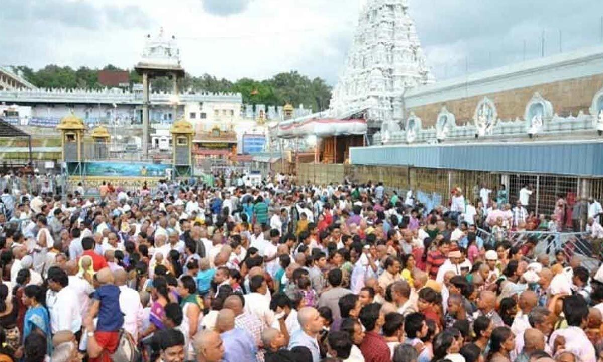 తిరుమలలో కొనసాగుతున్న భక్తుల రద్దీ.