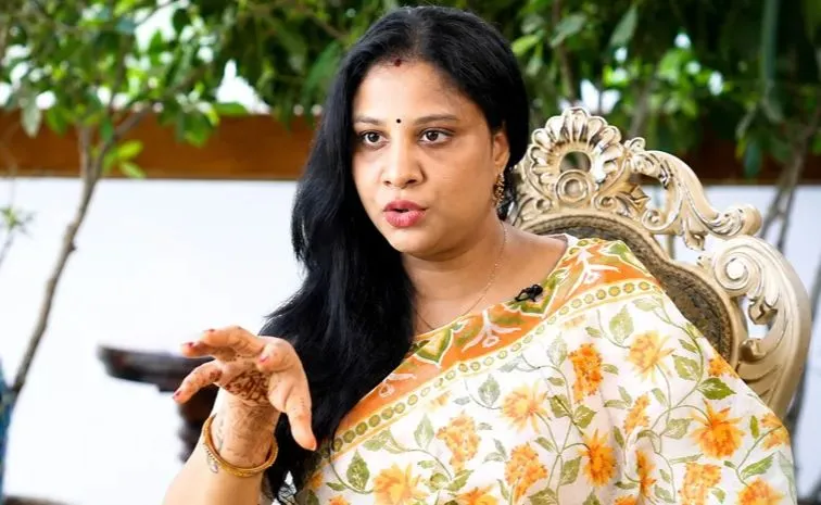 కొండా సురేఖ బర్తరఫ్‌పై సుష్మిత ఆగ్రహం