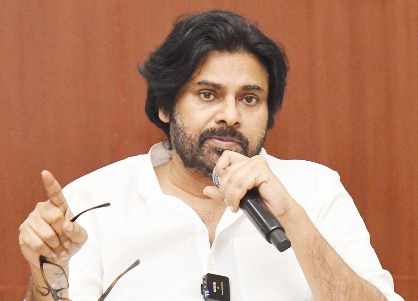 నానా పటేకర్ గారి ఆత్మకు శాంతి చేకూరాలి - పవన్ కళ్యాణ్