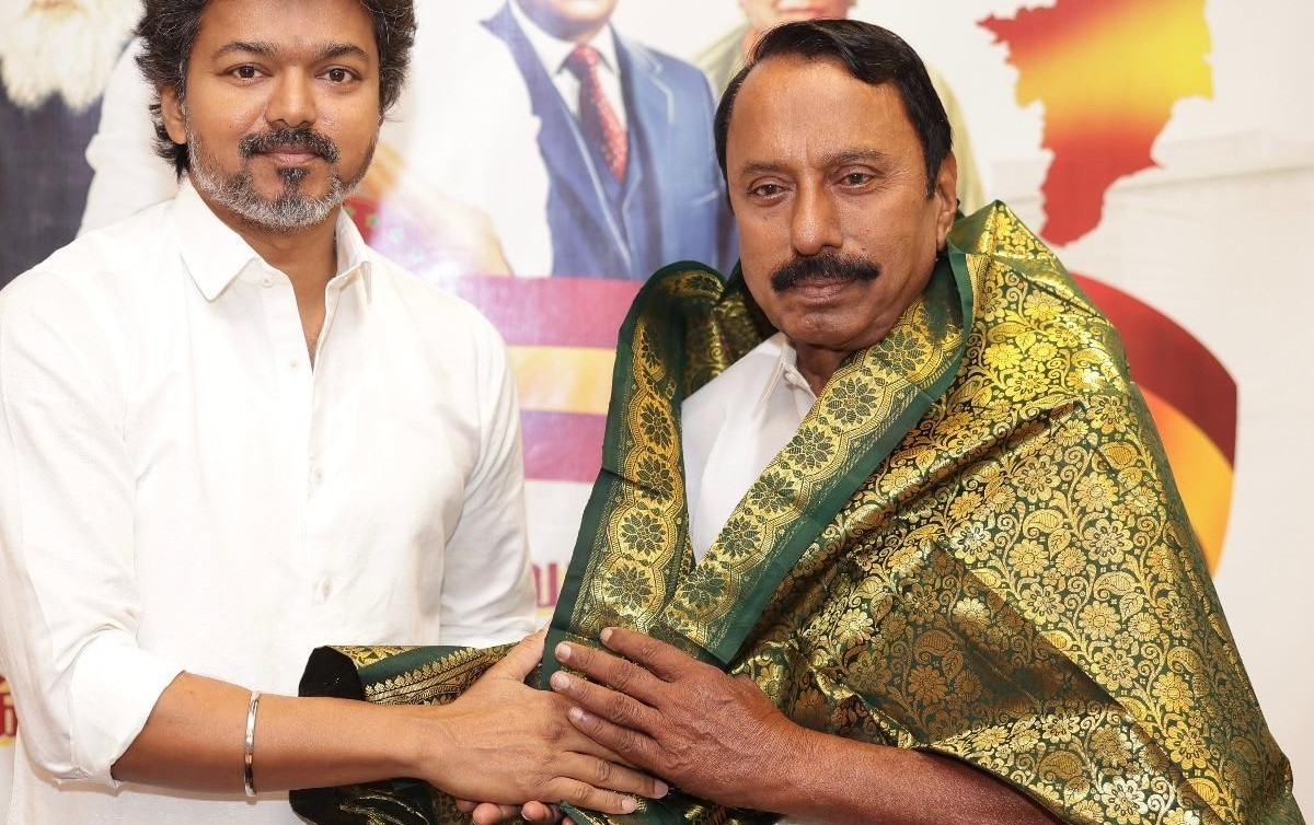 Vijay’s Respectful Gesture Towards Sengottaiyan Wins Hearts!