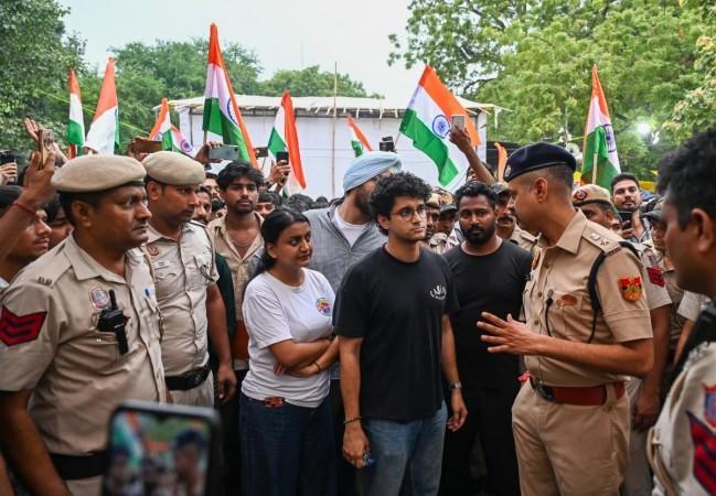 నీట్‌ నిరసనకారులకు ఊరట..