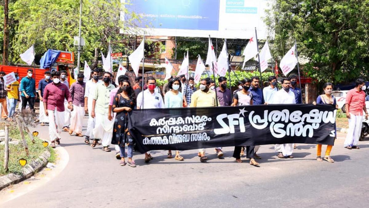 కేప్ ఫీజుల పెంపుపై ఎస్ఎఫ్ఐ ఆందోళన..