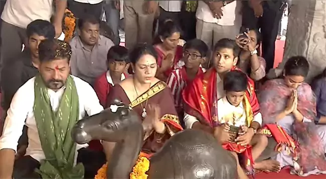దసరా వేళ స్వగ్రామానికి సీఎం రేవంత్‌రెడ్డి.. ఆలయంలో ప్రత్యేక పూజలు