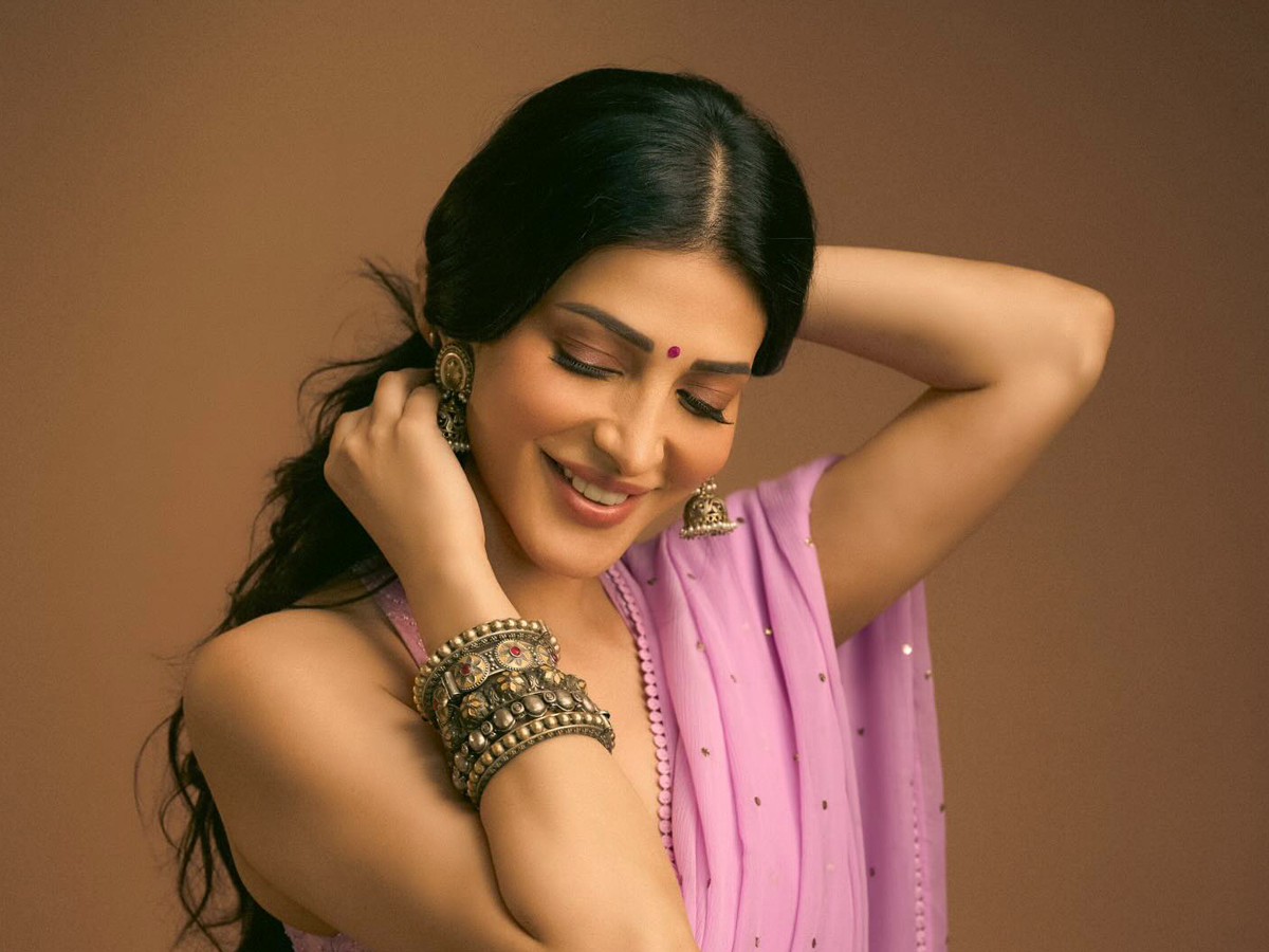హక్కుల రక్షణ కోసం హైకోర్టును ఆశ్రయించిన శ్రుతి హాసన్...