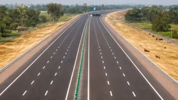 లక్నో–కాన్పూర్ రోడ్డుపై నాణ్యత సందేహాలు