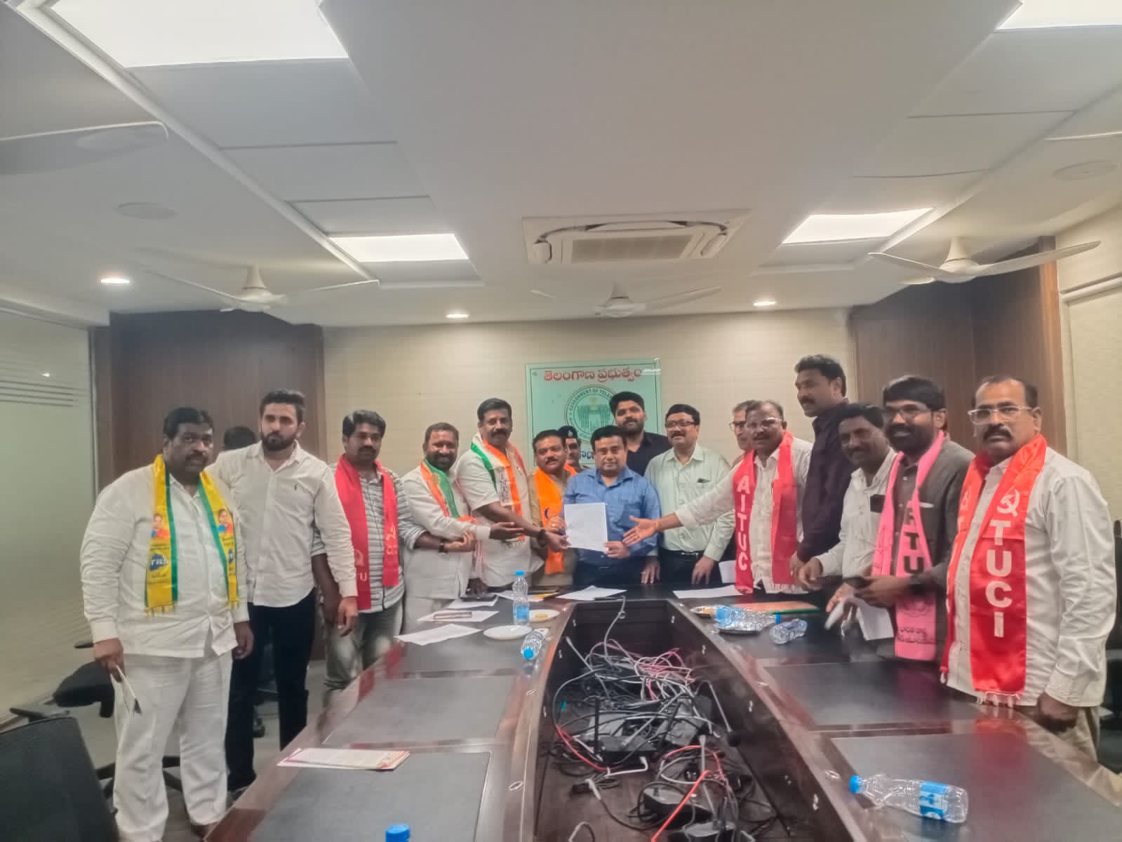 ఆటో సంఘాల డిమాండ్లపై పొన్నం కీలక హామీలు