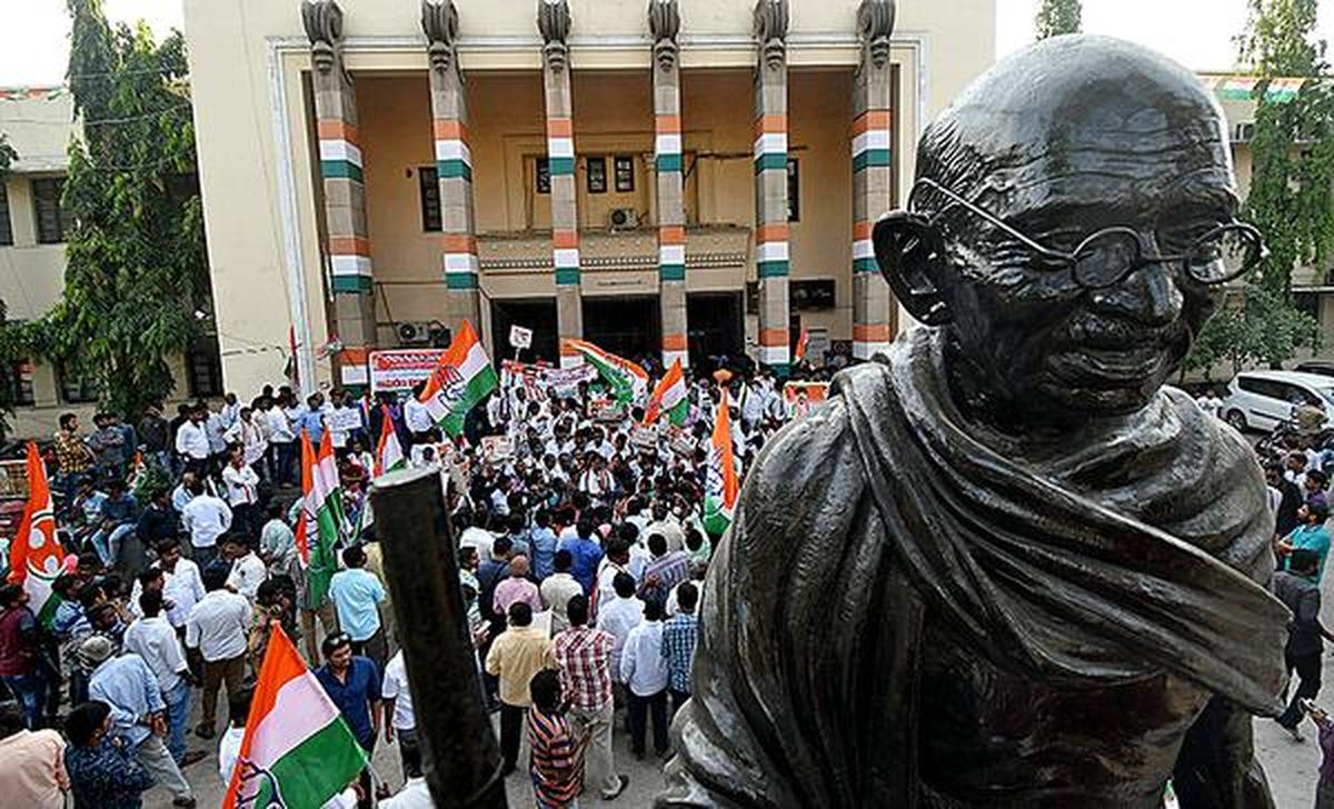డీసీసీ మార్పుపై కాంగ్రెస్ నేతల ఆందోళన