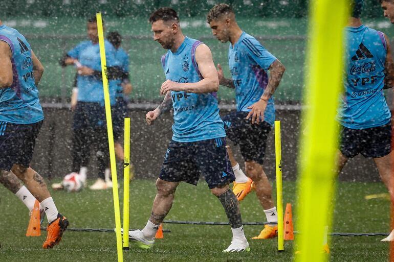 Lionel Messi Trains in Heavy Rain as Argentina Eyes Historic Back-to-Back FIFA World Cup Title
