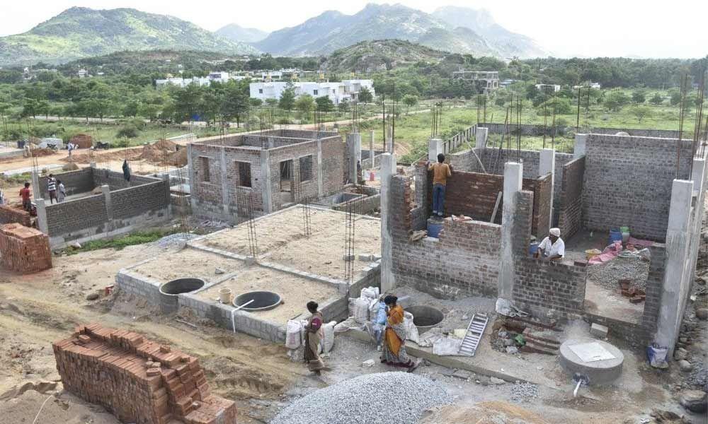 ఏపీలో పేదల ఇళ్లకు నిధుల కొరత..