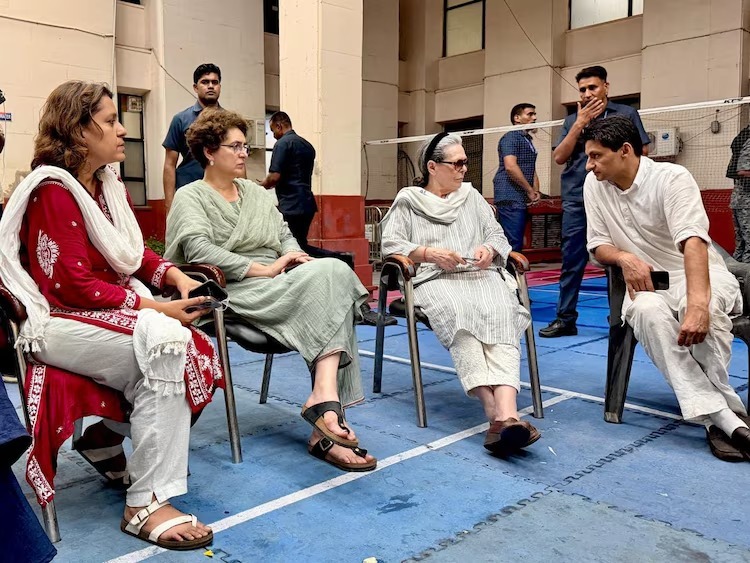 Congress Leaders Shifted to Police Station Amid Delhi Protest