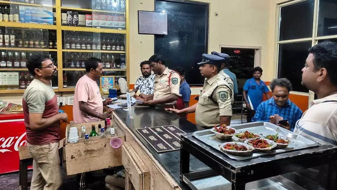 విశాఖపట్నంలో పబ్లు, బార్లపై పోలీసుల ఆకస్మిక తనిఖీలు