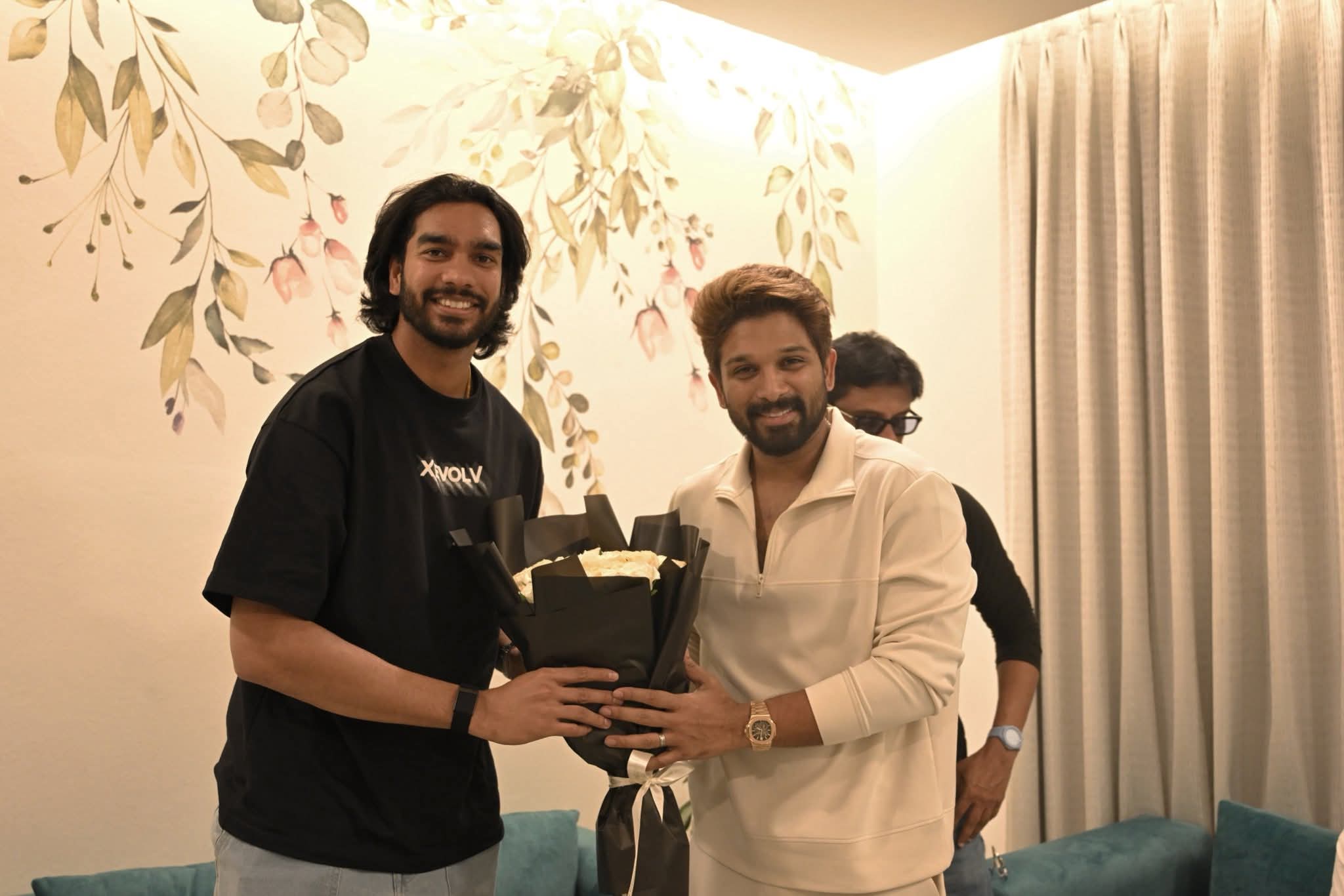RCB Player Meets Allu Arjun