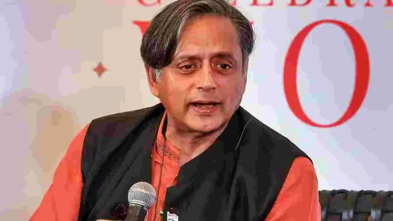 జెన్ జీ నిరసనలు, ప్రజాస్వామ్య వ్యవస్ధపై ఎంపీ శశిథరూర్ ప్రశంసలు