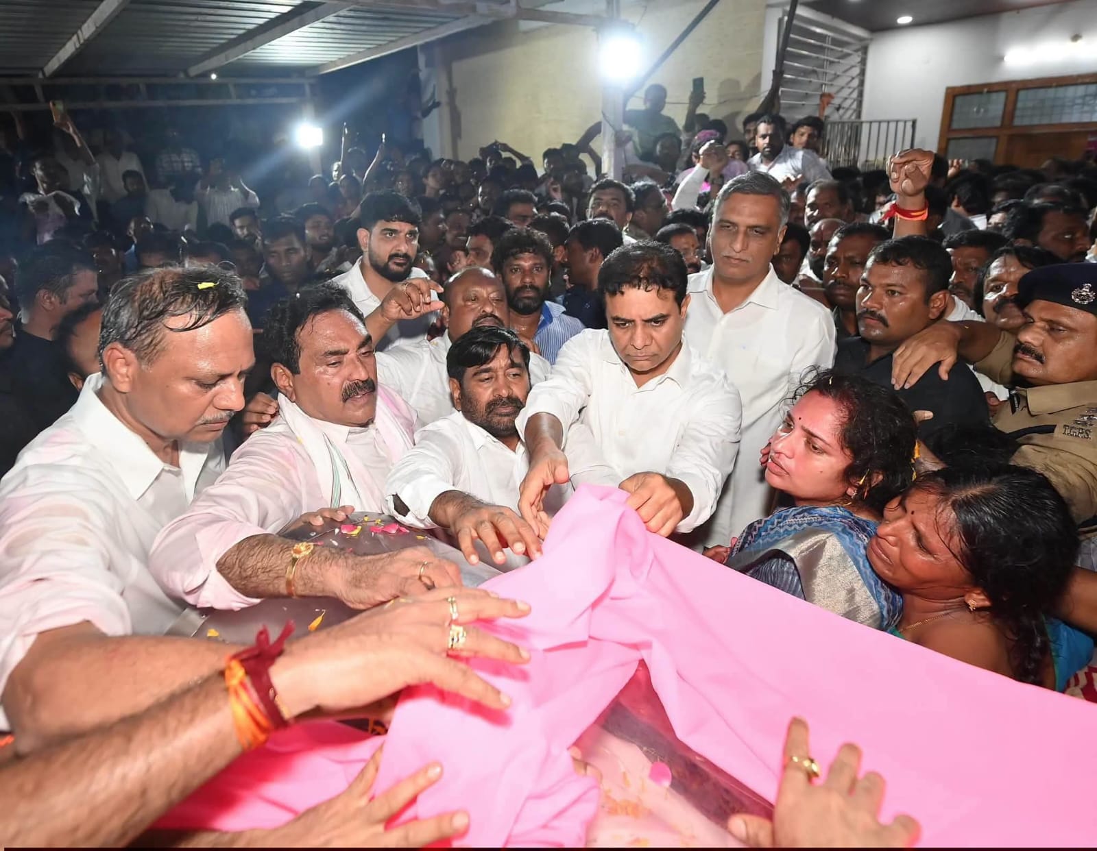 పెద్ది సుదర్శన్ రెడ్డికి ప్రభుత్వ లాంఛనాలతో అంత్యక్రియలు