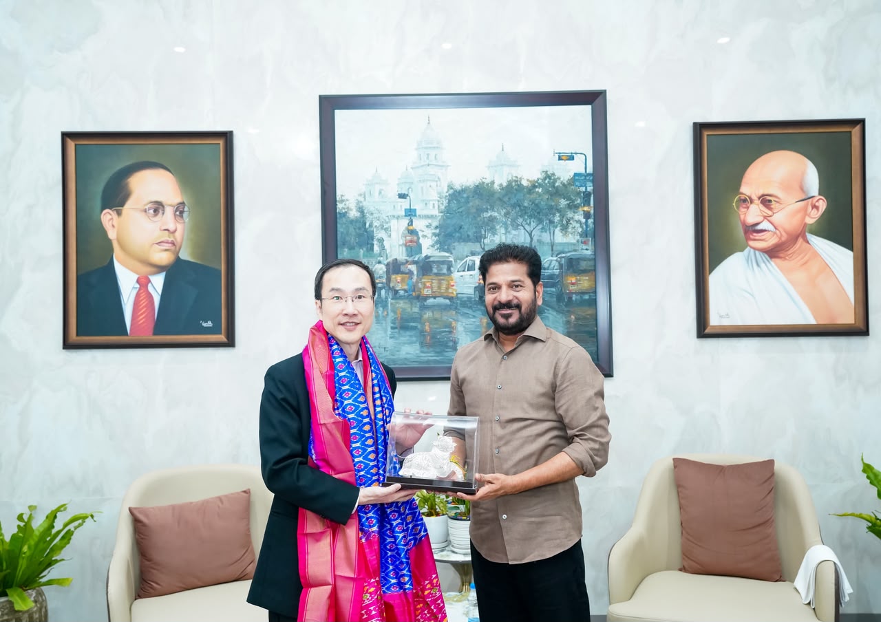 సింగపూర్ ప్రతినిధులతో సీఎం రేవంత్ రెడ్డి భేటీ