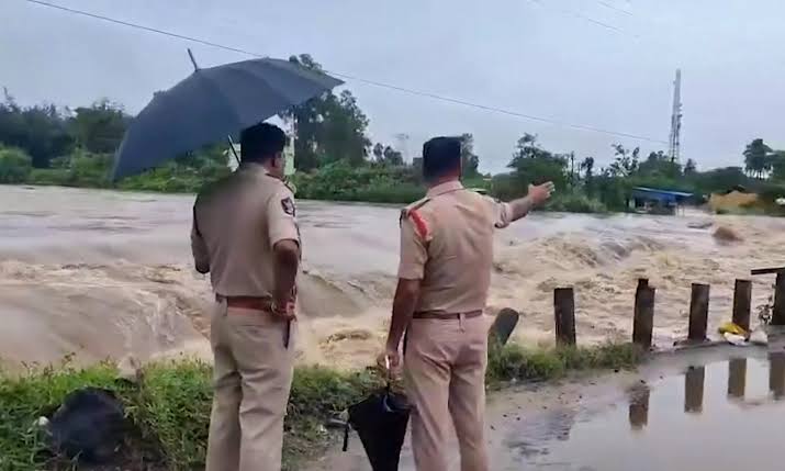 అనకాపల్లి జిల్లాలో ఉద్ధృతంగా ప్రవహిస్తున్న వాగులు