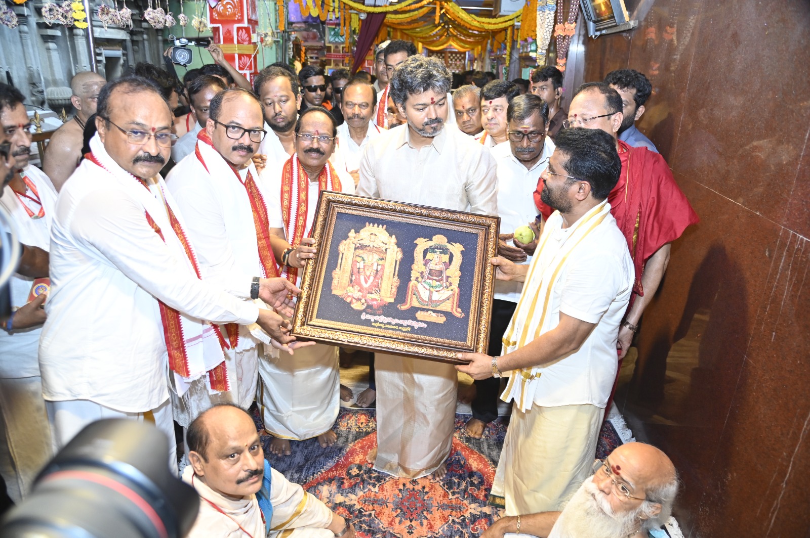 ఇంద్రకీలాద్రిపై కనకదుర్గమ్మను దర్శించుకున్న తమిళనాడు సీఎం విజయ్
