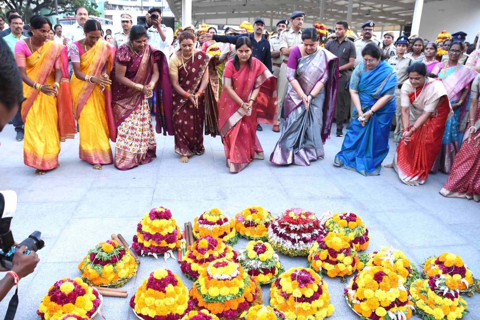 బతుకమ్మ వేడుకల్లో పాల్గొనేందుకు దక్షిణాఫ్రికాకు మంత్రి సీతక్క...