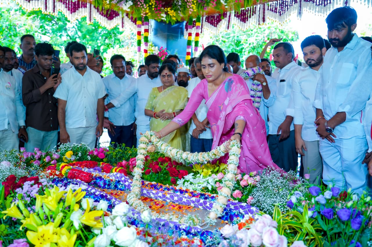 వైఎస్సార్కు జగన్, షర్మిల నివాళులు