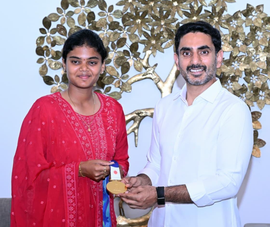 మంత్రి లోకేష్ను కలిసిన ప్రముఖ ఆర్చర్ జ్యోతి సురేఖ