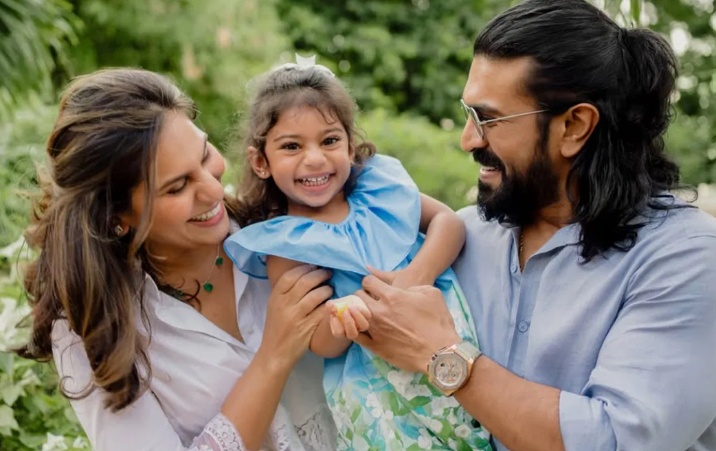 క్లింకార పుట్టినరోజు సందర్భంగా ఫేస్ రివీల్ చేసిన రామ్ చరణ్ - ఉపాసన