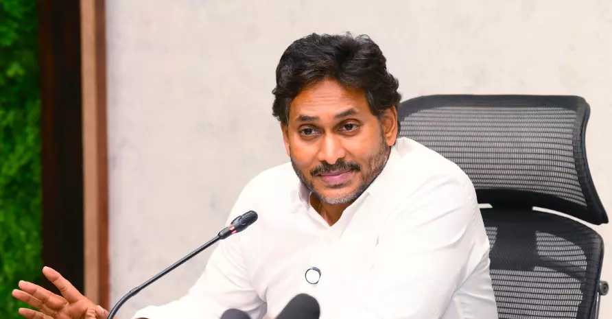 విశాఖ స్టీల్ప్లాంట్ ప్రమాద బాధితులను పరామర్శించిన జగన్