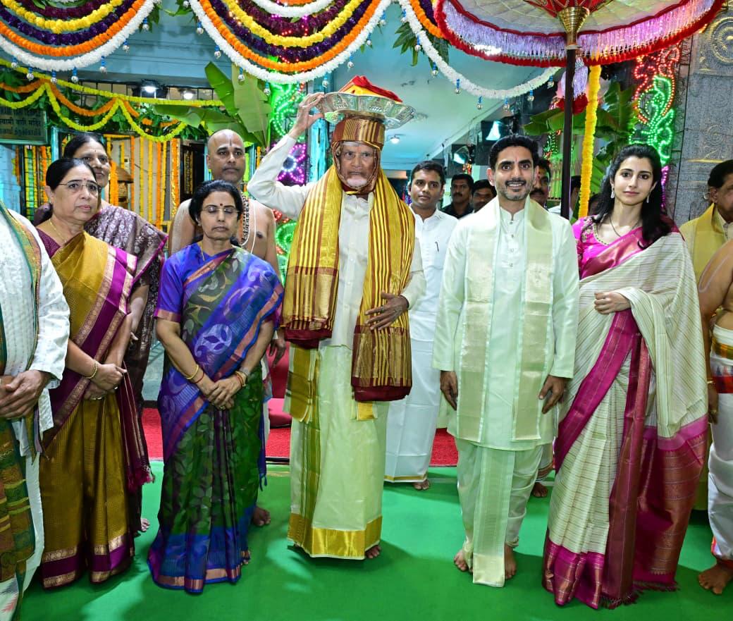 శ్రీవారికి  పట్టు వస్త్రాలు సమర్పించిన సీఎం చంద్రబాబు..