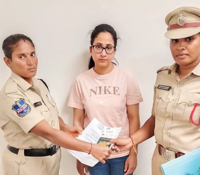 లండన్ నుంచి రాగానే యూట్యూబర్ రమా నందనకు నోటీసులు