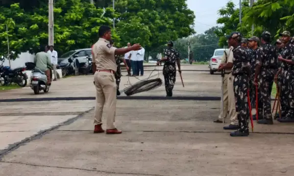 పులివెందులలో వైఎస్ అవినాష్ రెడ్డి ఇంటి ముందు ఇనుప కంచెలు.. హౌస్ అరెస్ట్ చేసే అవకాశం?