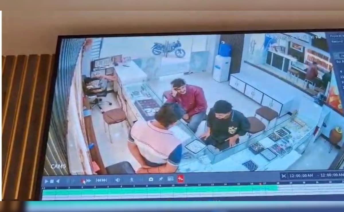కరీంనగర్ జువెలరీ షాప్ దోపిడీ నిందితుల ఆచూకీకి బహుమతి ప్రకటించిన పోలీసులు!