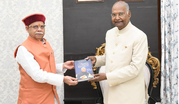 గవర్నర్ శివప్రతాప్ శుక్లాకు ఆత్మకథను బహూకరించిన మాజీ రాష్ట్రపతి రామ్‌నాథ్ కోవింద్