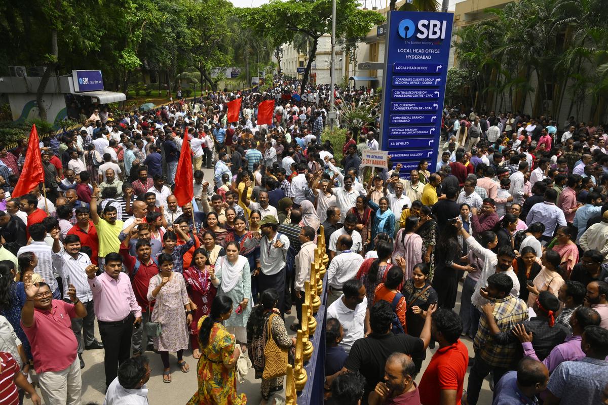 బ్యాంకు ఉద్యోగ సంఘాలకు కేంద్రం పిలుపు