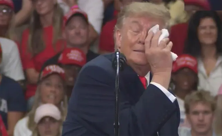 Trump Faces Eye Discomfort at Daytona Beach Rally.. Renewing Discussions About His Health