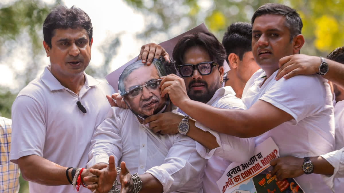 సీఈసీ జ్ఞానేశ్‌ కుమార్‌ ఇంటి వద్ద కాంగ్రెస్‌ నిరసన